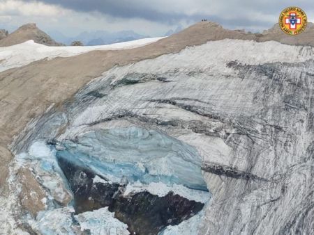 Ιταλία: Κατέρρευσε κομμάτι πάγου στις Άλπεις – Τουλάχιστον πέντε νεκροί