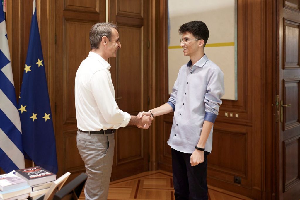 Συνάντηση Μητσοτάκη με τον 19χρονο αριστούχο πρόσφυγα από το Ιράν