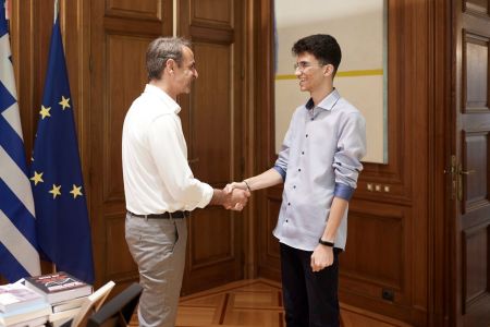 Συνάντηση Μητσοτάκη με τον 19χρονο αριστούχο πρόσφυγα από το Ιράν