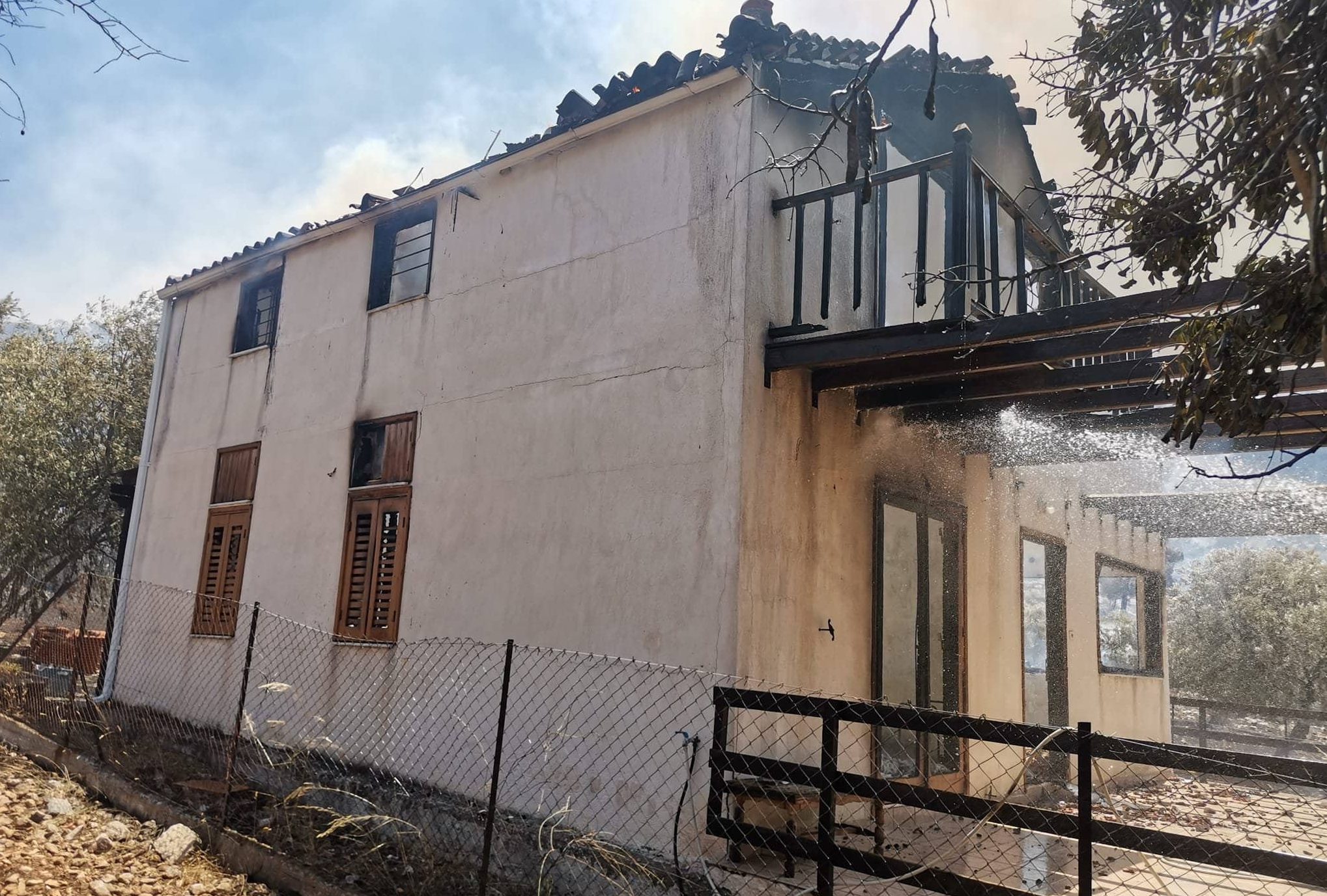Πόρτο Γερμενό: Καλύτερη εικόνα από το πύρινο μέτωπο – Ζημιές σε ένα σπίτι