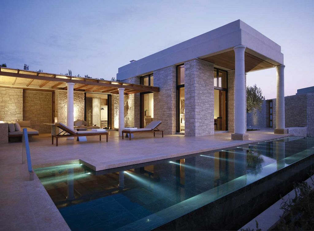 Αργολίδα: Αναστέλλει προσωρινά τη λειτουργία του το «Amanzoe» μετά τη φωτιά