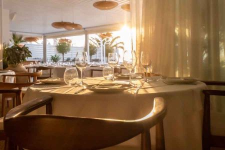 Η πορεία του πέπλου, ο Dior, το δείπνο στο Καβούρι