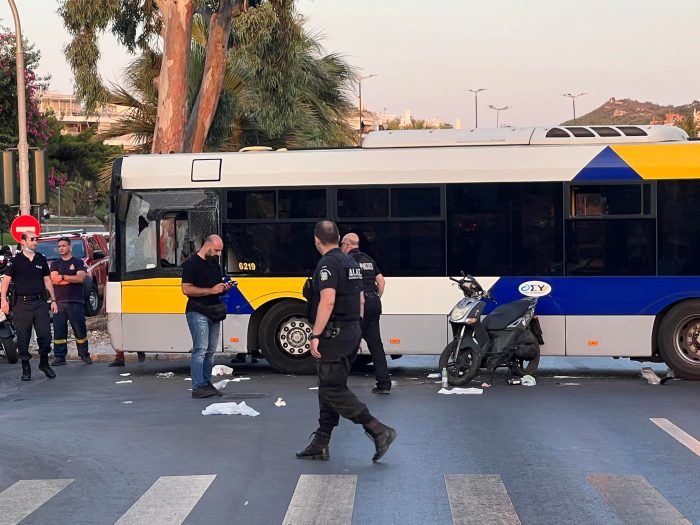 Βούλα: Σύγκρουση λεωφορείου με μηχανή στην Παραλιακή – Δύο τραυματίες