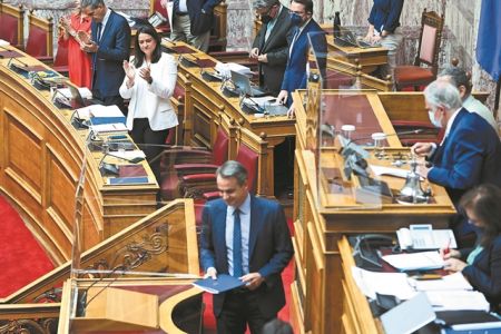 Βουλή: Κόντρα Μητσοτάκη – Τσίπρα για «νέο 2008»