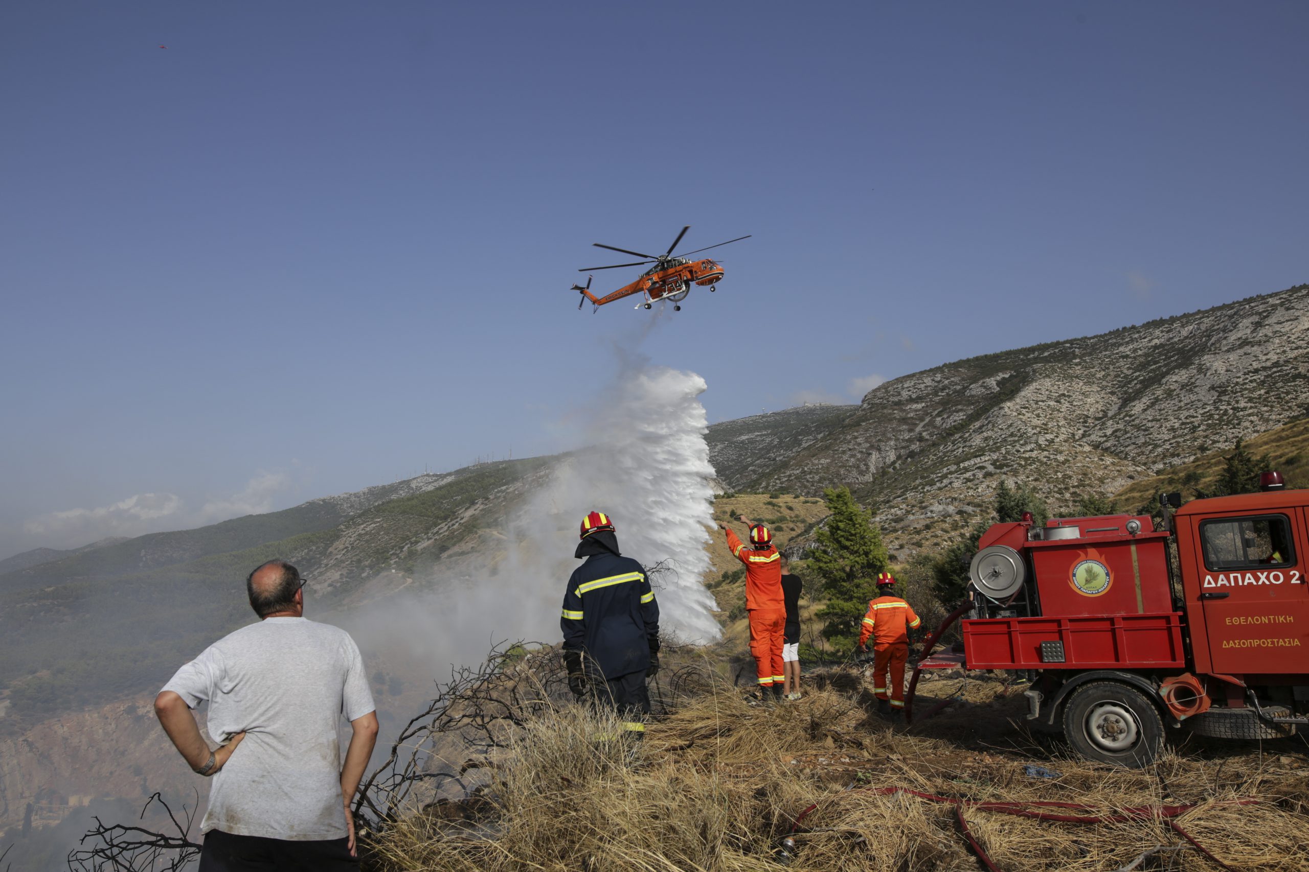 Fire brigade: 378 wildfires recorded nationwide over past week around Greece