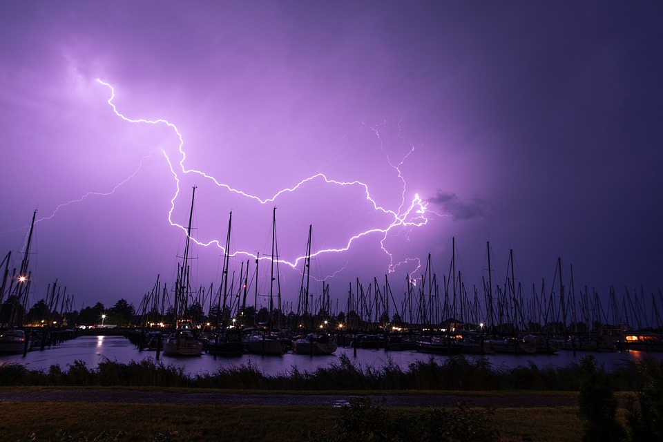 Σε κεραυνούς αποδίδονται οι πυρκαγιές σε Αγίους Θεοδώρους και Περαχώρα Λουτρακίου
