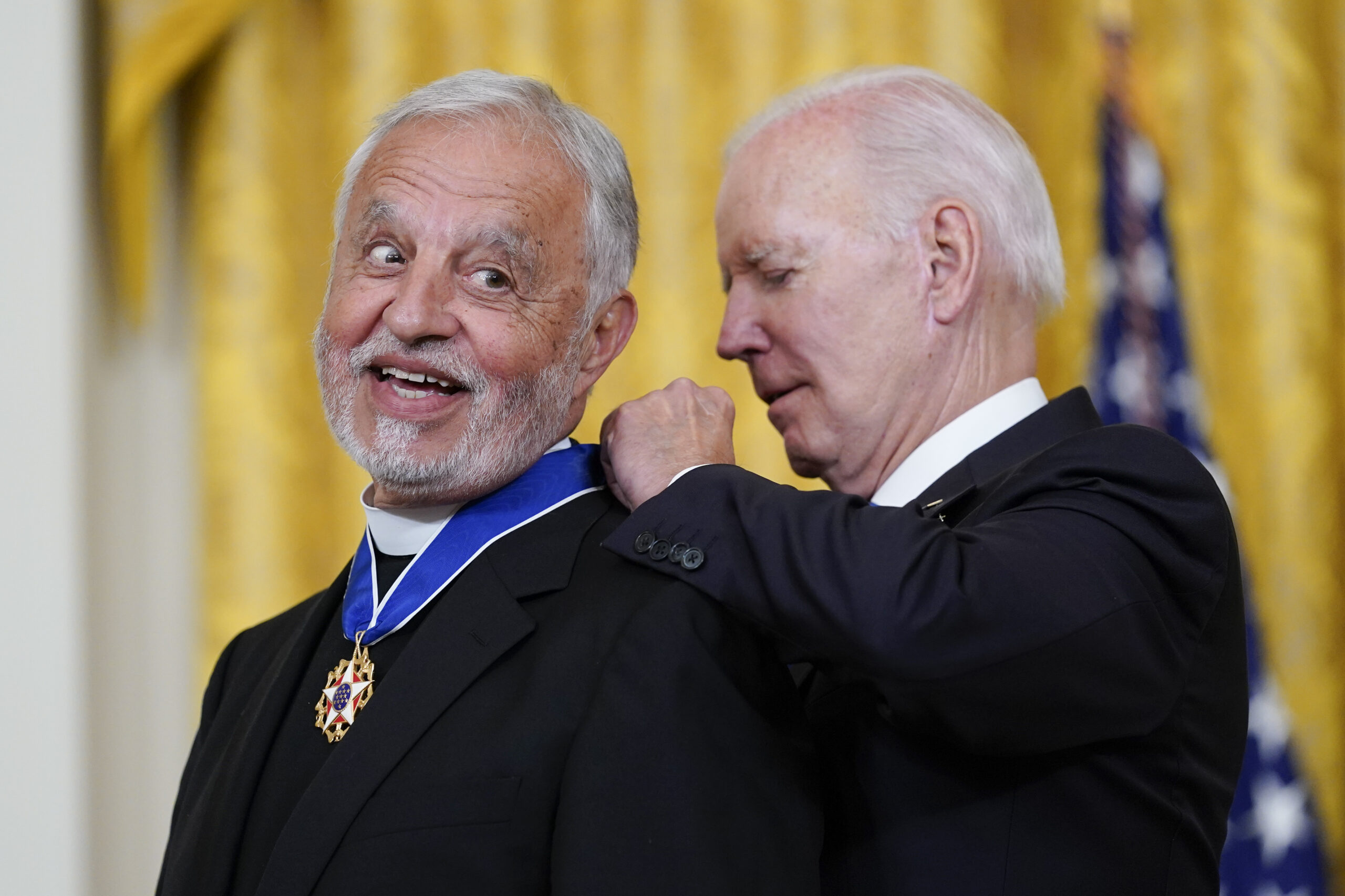 Πατήρ Αλεξ Καρλούτσος: Ο άνθρωπος που δεν ξέχασε τις ρίζες του