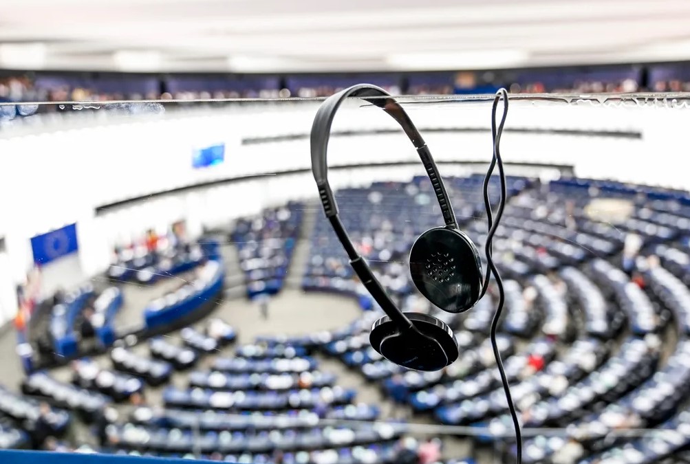 Ευρωβουλή: Αντάρτικο των διερμηνέων – Πέταξαν τα ακουστικά και αποχώρησαν