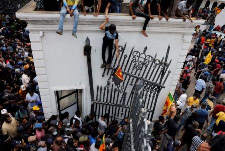 Σρι Λάνκα: Στις φλόγες η κατοικία του πρωθυπουργού μετά την εισβολή διαδηλωτών