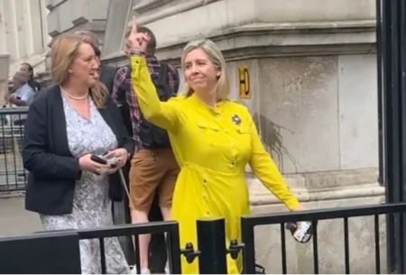 Βρετανία: Υπουργός έδειξε το μεσαίο δάχτυλο σε διαδηλωτές