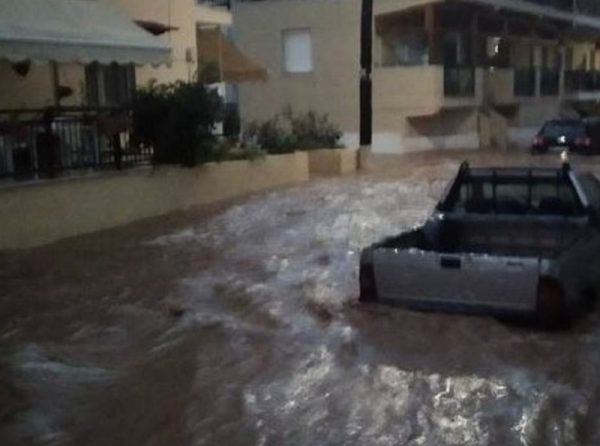 Κακοκαιρία: Εικόνες καταστροφής στη Θάσο – Πλημμύρισαν δρόμοι, σπίτια και επιχειρήσεις