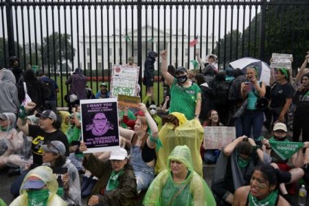 ΗΠΑ: Μεγάλη διαδήλωση έξω από τον Λευκό Οίκο για το δικαίωμα στην άμβλωση