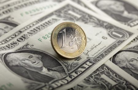 Πώς φτάσαμε στο 1:1 για ευρώ και δολάριο – Τι σημαίνει για την Ευρώπη