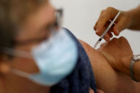 Βασιλακόπουλος: «Τα νέα στελέχη του ιού δεν προκαλούν βαριά νόσηση»
