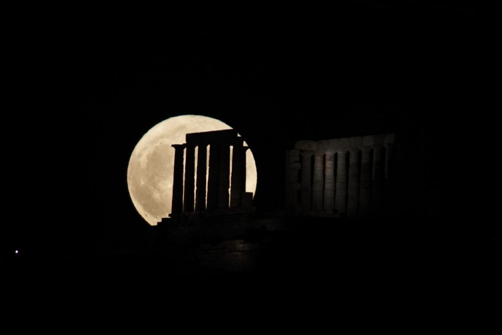 Φεγγάρι του Ελαφιού: Εντυπωσιακές εικόνες από την υπερπανσέληνο