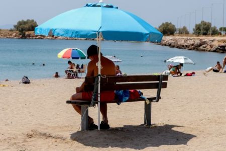 Καιρός: Οι υψηλές θερμοκρασίες οδήγησαν πολλούς στις παραλίες