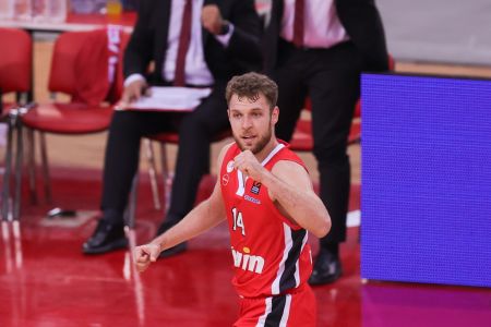 Οριστικό: Συνεχίζει στον Ολυμπιακό ο Βεζένκοφ