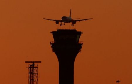 Βρετανία: Έκλεισε ο διάδρομος αεροδρομίου – Υπέστη ζημιά λόγω καύσωνα