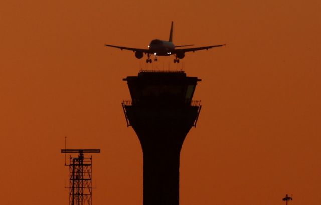Βρετανία: Έκλεισε ο διάδρομος αεροδρομίου – Υπέστη ζημιά λόγω καύσωνα