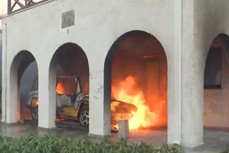 Δραματικές εικόνες: Καίγονται αυλές σπιτιών στο Ντράφι – Εκκενώνονται Ανθούσα, Διώνη και Δασαμάρι