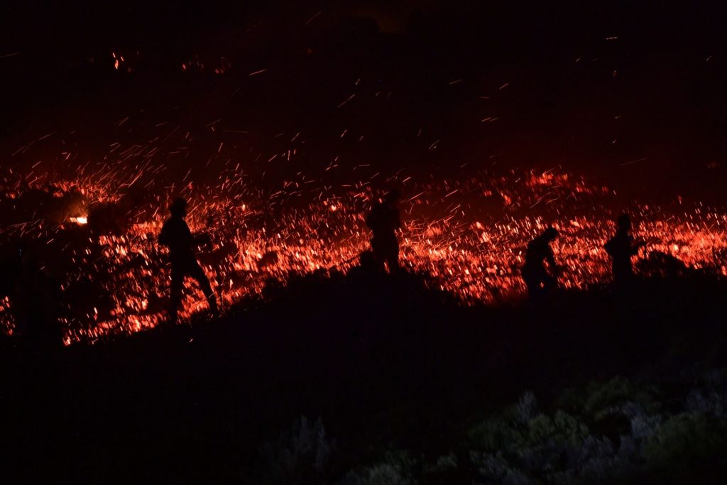Φωτιά στην Πεντέλη: Αντιμέτωπη με τις φλόγες δημοσιογράφος του MEGA – «Δυσκολεύομαι να αναπνεύσω»