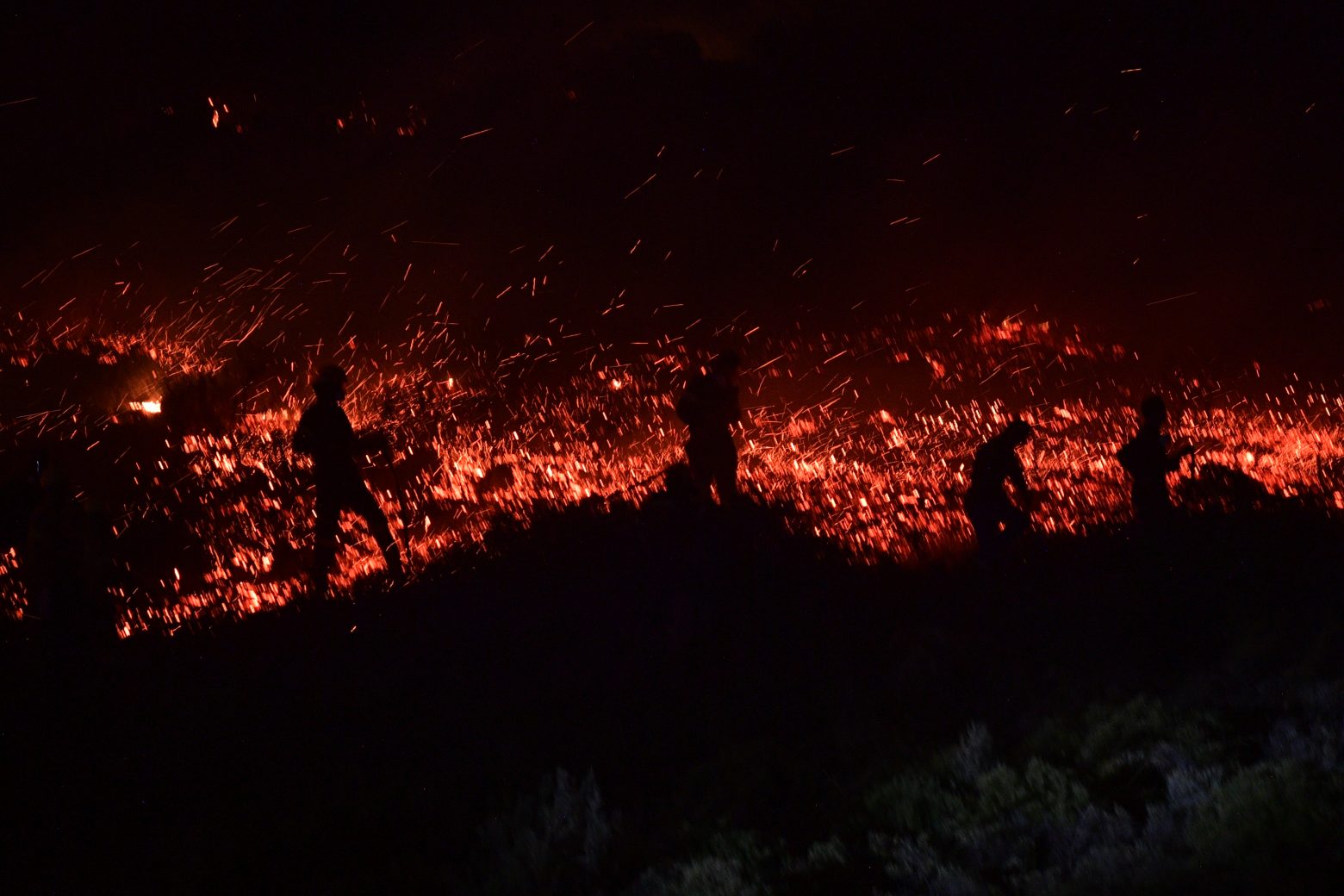 Φωτιά στην Πεντέλη: Αντιμέτωπη με τις φλόγες δημοσιογράφος του MEGA – «Δυσκολεύομαι να αναπνεύσω»