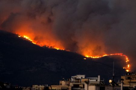 Φωτιά στην Πεντέλη: Καρέ-καρέ τα πύρινα μέτωπα σε Πεντέλη και Ντράφι