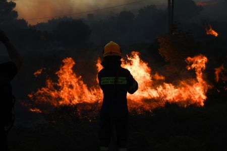 Ισχυρές δυνάμεις της Πυροσβεστικής σε Πεντέλη, Μέγαρα και Σαλαμίνα καθ’ όλη τη διάρκεια της νύχτας