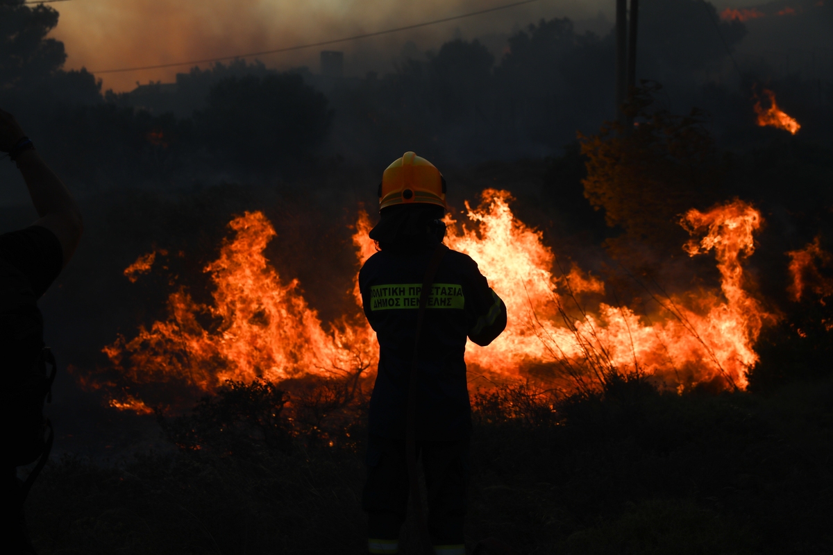 Φωτιά στην Πεντέλη: Η Αττική ξαναζεί τον εφιάλτη – Δραματική νύχτα για χιλιάδες κατοίκους