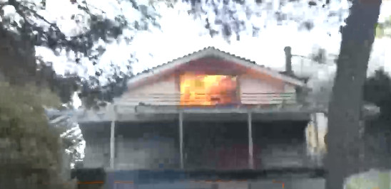 Φωτιά: Σπίτια στις φλόγες σε Γέρακα, Πεντέλη και Ανθούσα