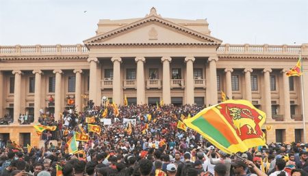 Η Σρι Λάνκα βυθίζεται στο χάος