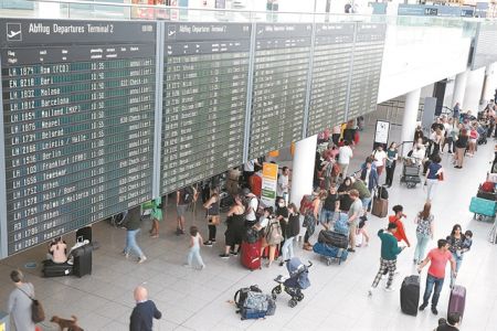 Εικόνες χάους στα αεροδρόμια της Ευρώπης