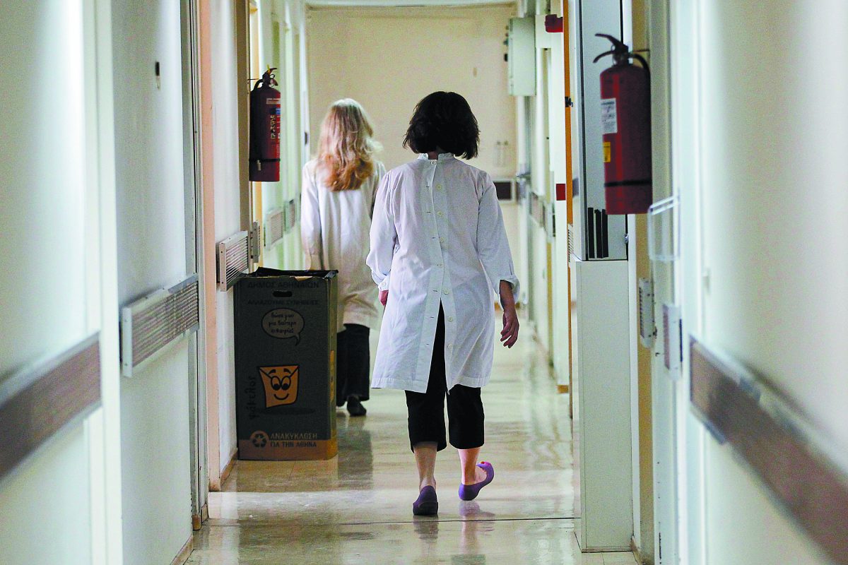 Η «μαύρη τρύπα» του ΕΣΥ: Το μαζικό κύμα παραιτήσεων, οι ελλείψεις και τα νησιά