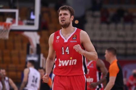 Οριστικό: Έμεινε στον Ολυμπιακό ο Βεζένκοφ