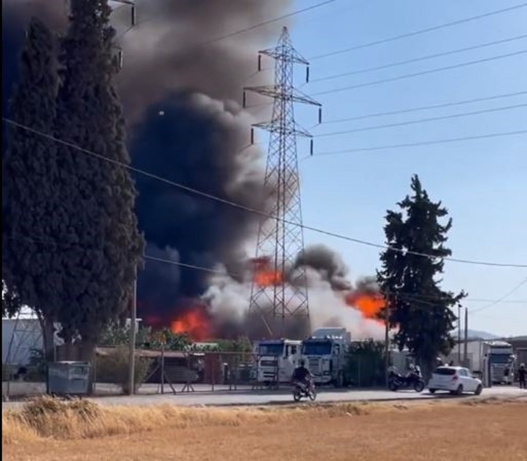 Φωτιά στον Ασπρόπυργο: Μήνυμα από το 112 για τους πυκνούς καπνούς