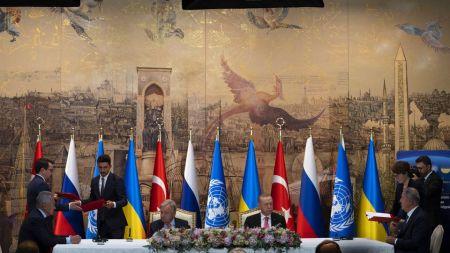 Συμφωνία για τα σιτηρά: «Πολεμικό» κλίμα στο τραπέζι – Αλλαξαν θέση τις σημαίες