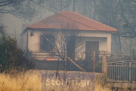 Δραματικές ώρες στη Λέσβο: Κάηκαν σπίτια στα Βατερά  – Τραυματίστηκε πυροσβέστης – Μαρτυρίες για εμπρησμό