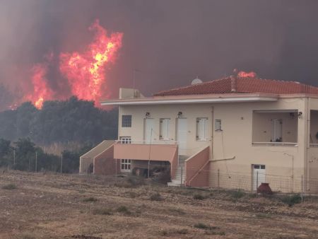 Ανεξέλεγκτη η φωτιά στη Λέσβο: Στις φλόγες σπίτια στα Βατερά