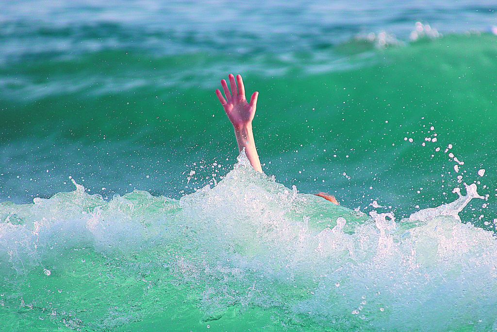 «6+1» σημάδια ότι κάποιος κινδυνεύει στη θάλασσα – Τα σωτήρια βήματα