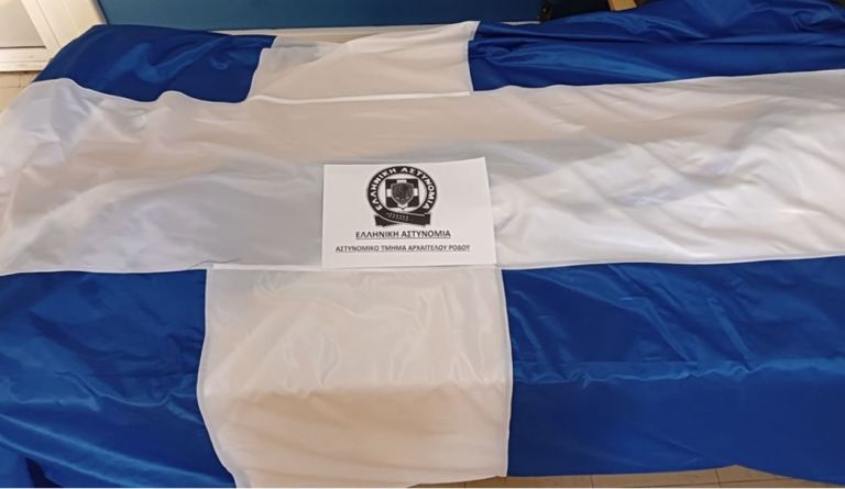 Ρόδος: Σύλληψη τριών Ολλανδών που έκλεψαν ελληνική σημαία | tovima.gr