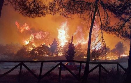 Δύσκολη νύχτα σε Εβρο και Ηλεία: Σπίτια στις φλόγες και εκκενώσεις οικισμών