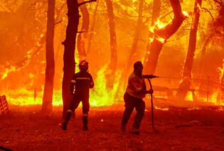 Πυρκαγιές: Στο έλεος της φωτιάς τα Βατερά στη Λέσβο και η Δαδιά στον Έβρο