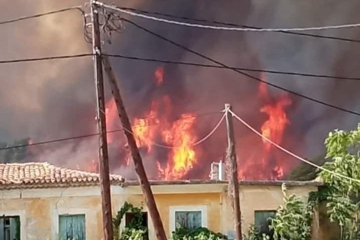 Φωτιά στην Ηλεία: Καίγονται σπίτια – Εκκενώνονται χωριά