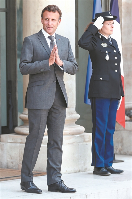 Ο Μακρόν σε τεντωμένο σκοινί