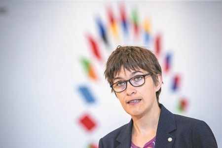 Αννα Λούρμαν στο ΒΗΜΑ: «Η Ευρώπη δεν πρέπει να διχαστεί μπροστά στον πόλεμο»