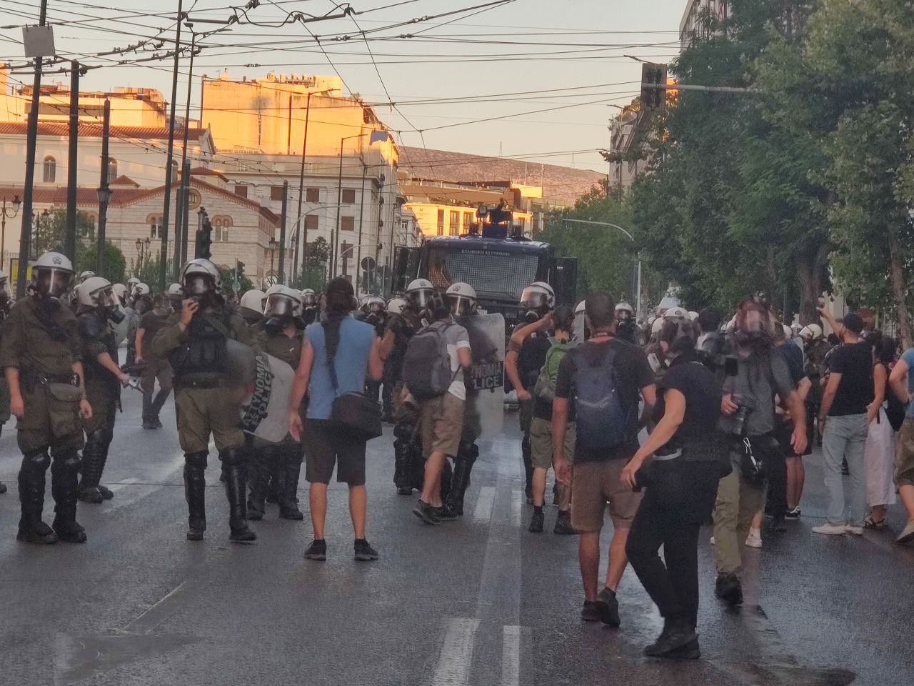 Γιάννης Μιχαηλίδης: Ενταση στο κέντρο της Αθήνας στη συγκέντρωση για τον απεργό πείνας