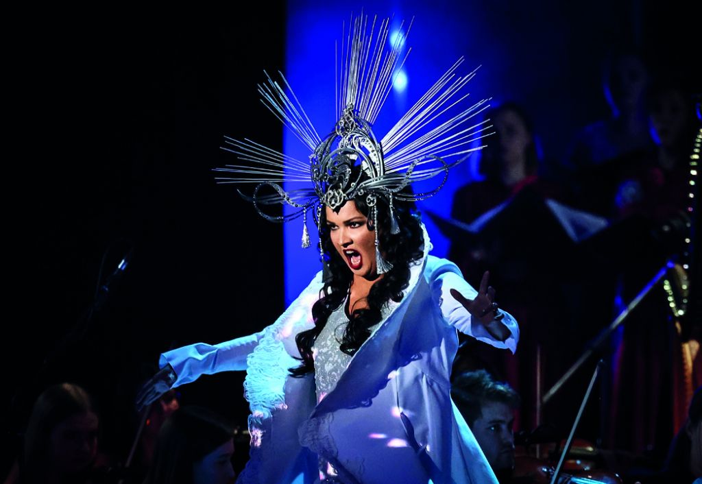 Κάτι τρέχει με την Αννα!