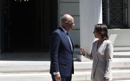 Δένδιας στην Μπέρμποκ: Γερμανικές αποζημιώσεις και εξαγωγή υποβρυχίων στην Τουρκία