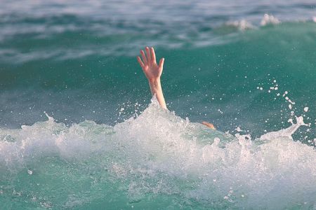 «6+1» σημάδια ότι κάποιος κινδυνεύει στη θάλασσα