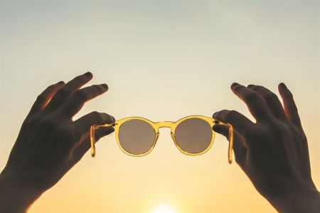 Πώς να προστατεύσετε τα μάτια από τις παγίδες της παραλίας